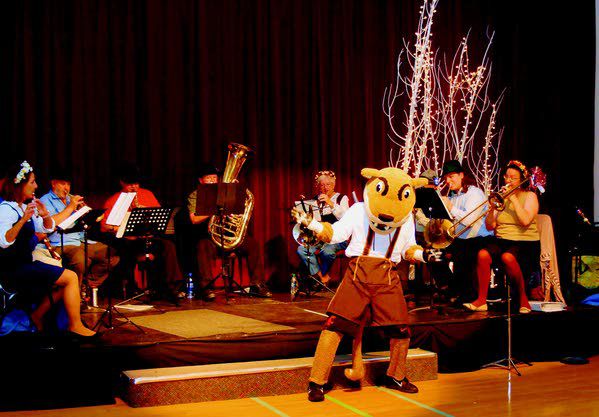 Auf Gehts German Band playing for Octoberfest at Gladish 10-8-2016